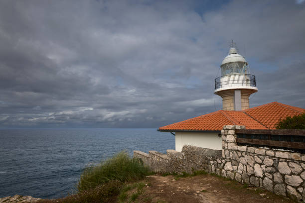 costa e farol de suances (espanha). - lighthouse beacon sailing storm - fotografias e filmes do acervo