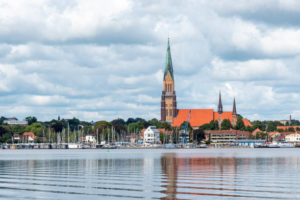 ciudad de schleswig en schleswig-holstein, alemania - schleswig fotografías e imágenes de stock