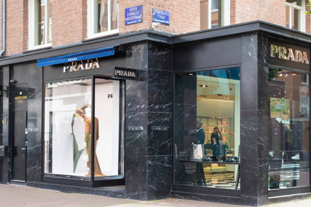 boutique de luxe prada dans la p.c.hooftstraat, la rue commerçante la plus luxueuse des pays-bas. - boutique shoe window display fashion photos et images de collection