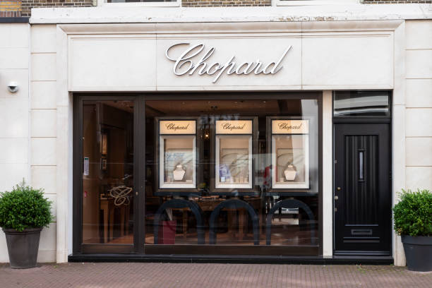 네덜란드에서 가장 럭셔리한 쇼핑 거리인 p.c.hooftstraat에 위치한 럭셔리 부티크 쇼파드. - chopard 뉴스 사진 이미지