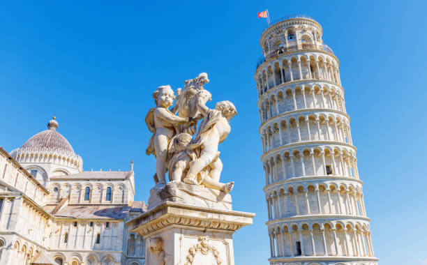 torre inclinada, estatua y catedral (duomo) - pisa, toscana en italia - torre de pisa fotografías e imágenes de stock