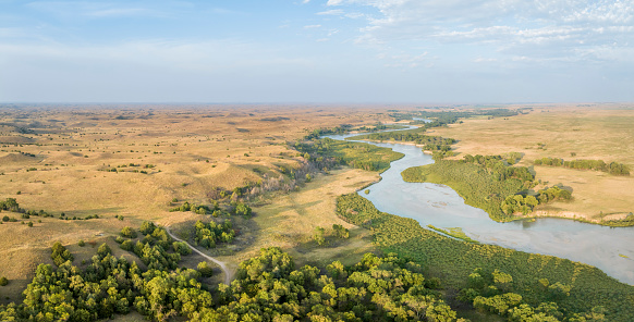 panorama aéreo del río Dismal serpenteando a través de Nebraska Sandhills en el Bosque Nacional de Nebraska, paisaje de finales de verano al atardecer photo