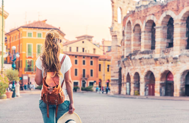 mujer turista en italia - ciudad de verona, arena - road trip outdoors verona italy veneto fotografías e imágenes de stock