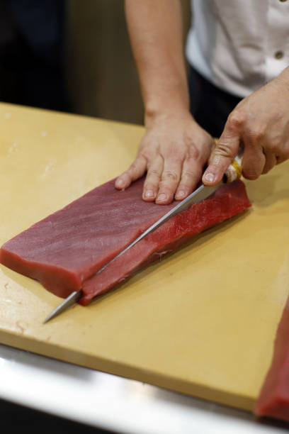 экспертная разделка красного тунца для суши - tuna tuna steak raw bluefin tuna стоковые фото и изображения