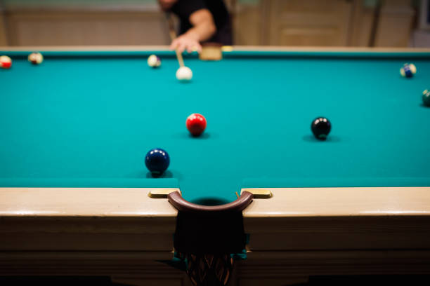 billardspieler am billardtisch oder snooker amerikanisches billard pool-sportspiel - pool game pool table aiming men stock-fotos und bilder