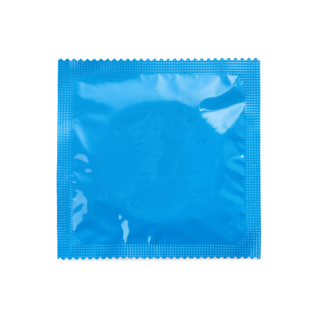 paquet de préservatifs isolé sur blanc, vue de dessus. sexe sans risque - condom photos et images de collection