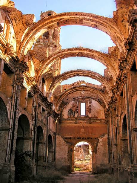 руины монастыря сан-агустин, старый город бельчите, остатки гражданской войны в испании - ribbed vaulting стоковые фото и изображения