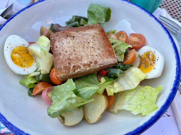 sałatka z tuńczyka podsmażony - prepared ahi tuna salad green olive zdjęcia i obrazy z banku zdjęć