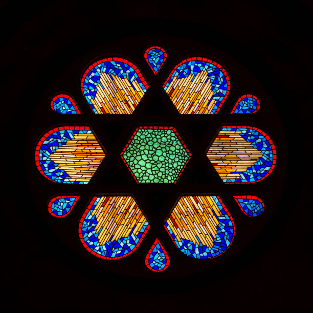 окно-розетка (rosetón) в синагоге неве-шалом, стамбул, турция - torah ark стоковые фото и изображения