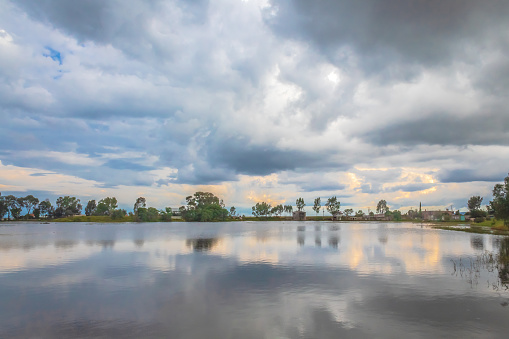 Lago en un día gris con cielo nublado en verano en laguna grande de monte escobedo zacatecas
