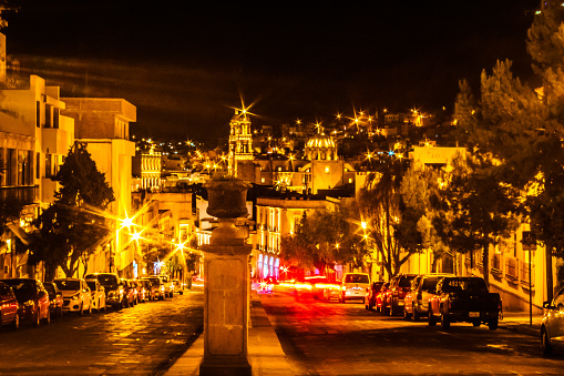 Calles del centro histórico de Zacatecas en la noche, ciudad colonial iluminada, ciudad dorada