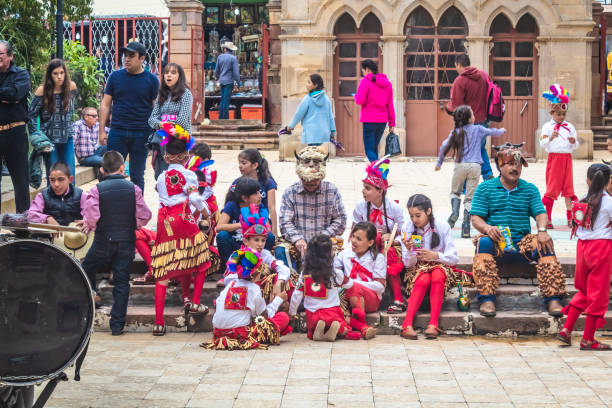 traditional dance with children at church festival in laguna grande monte escobedo zacatecas Monte Escobedo, Zacatecas Mexico, september 26 2023 traditional dance with children at church festival in laguna grande monte escobedo zacatecas war bonnet stock pictures, royalty-free photos & images