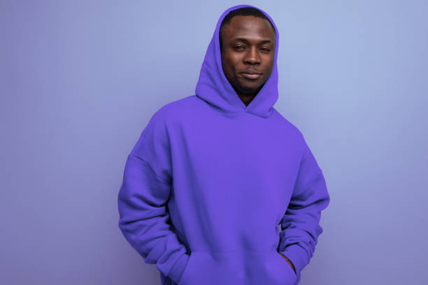 retrato em close-up de um homem africano étnico bonito de 25 anos em um capuz elegante com um capuz em um fundo com espaço vazio - hood men portrait profile - fotografias e filmes do acervo