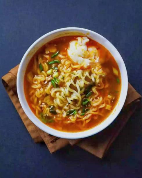 soupe de nouilles épicée - noodle soup photos et images de collection