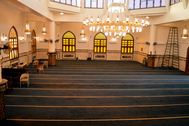 the interior of a grand large mosque in cairo, a new mosque masjid for the islamic five prayers of the day, the place for worship and prayers for muslims - cairo mosque koran islam imagens e fotografias de stock