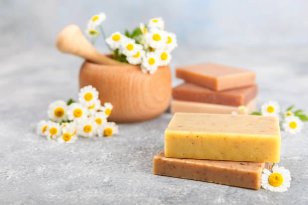 背景にカモミールの花を持つ天然の自家製石鹸。スパの手順。美しさのコンセプト。ボディスキンケア。テキスト用の場所。コピー用スペース。 - chamomile plant daisy spa treatment chamomile ストックフォトと画像