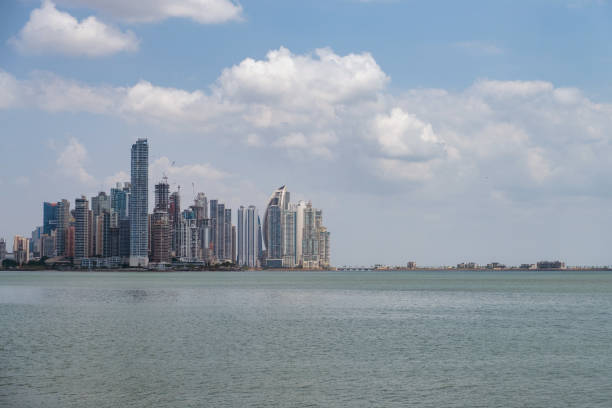 skyline of panama city - современные небоскребы в центре делового района - punta paitilla стоковые фото и изображения