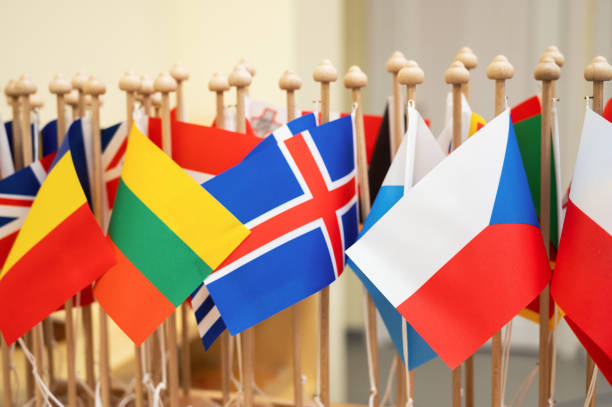 Coloridas banderas de papel de las naciones del mundo. - foto de stock