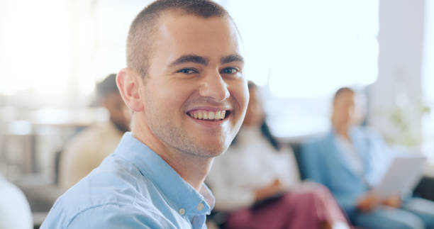 uomo, assunzione e colloquio con il reclutamento aziendale, faccia e sorriso con le risorse umane e il business aziendale nuovo assunto. ritratto entusiasta, felice e professionale, posto di lavoro con futura forza lavoro. - people in a row in a row human face smiling foto e immagini stock