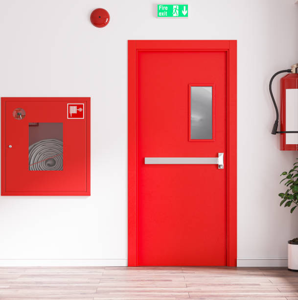 Fire exit door for emergency office. Building Emergency Exit with Exit Sign and Fire Extinguisher. Fire extinguisher cabinet in the hall of office building for preparing to prevent fire. puerta de salida de incendios para oficina de emergencias. salida de emergencia del edificio con señal de salida y extintor de incendios. armario extintor de incendios en el hall del edificio de oficinas para prepararse para prevenir incendios.