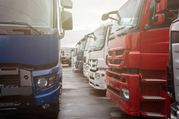 Diferentes semirremolques en el estacionamiento de la parada de camiones - foto de stock