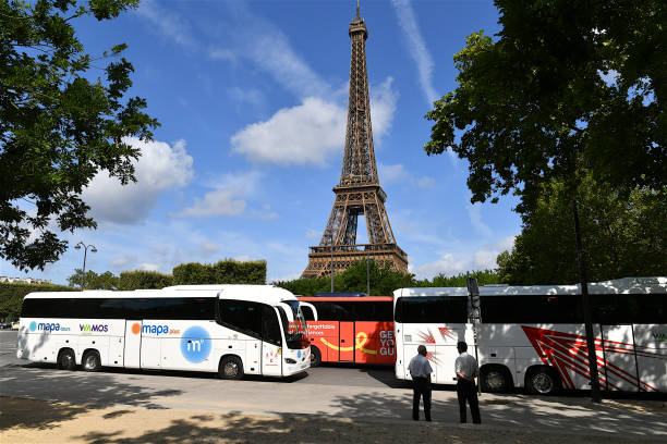 autocares frente a la torre eiffel, parís, francia. - editorial tourist travel destinations bus fotografías e imágenes de stock