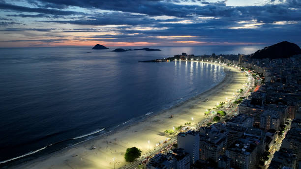 sunset beach en la playa de copacabana en río de janeiro brasil. - rio de janeiro avenue downtown district panoramic fotografías e imágenes de stock