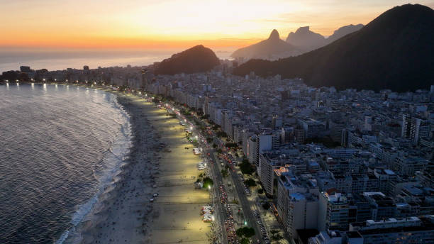 закатное небо на пляже копакабана в рио-де-жанейро, бразилия. - rio de janeiro avenue downtown district panoramic стоковые фото и изображения