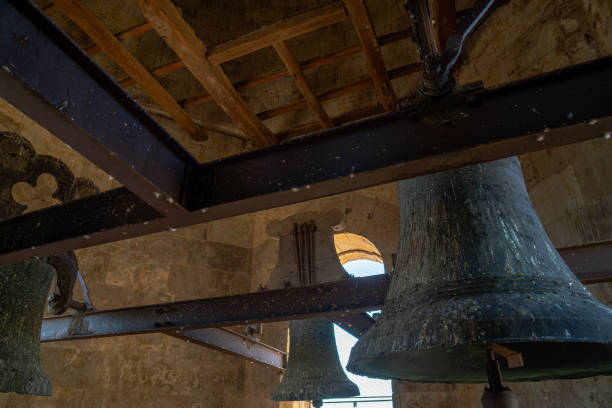 サラマンカのクレレシア教会の鐘楼から復元された3つの復元されたブロンズの鐘を備えた木製と鉄の梁を備えた鐘楼の屋根 - church bell tower temple catholicism ストックフォトと画像