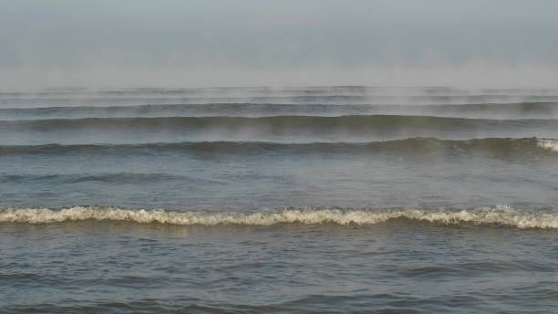 안개 슬로우 모션으로 덮인 깨끗한 바다 파도 - spookey 뉴스 사진 이미지