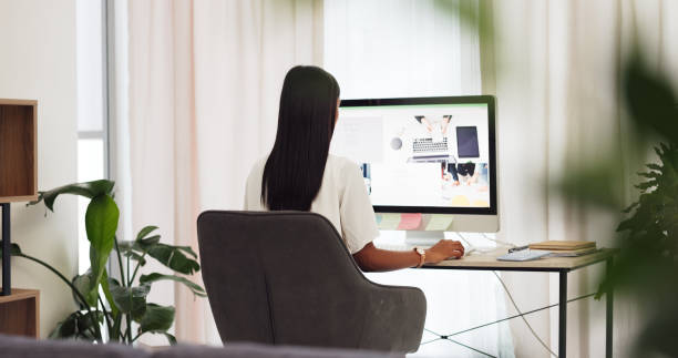 Creative website designer woman at computer or desktop pc working on internet SEO for digital marketing agency. Remote, work from home girl or freelance copywriter employee of online tech company diseñadora creativa de sitios web mujer en computadora o pc de escritorio que trabaja en seo de internet para agencia de marketing digital. remota, chica de trabajo desde casa o redactora independiente empleada de la empresa de tecnología en línea