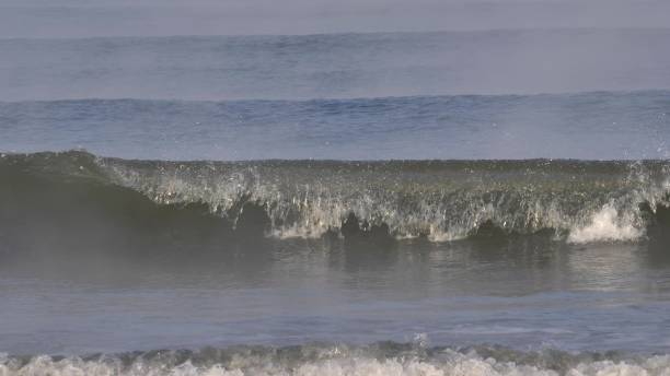 안개 슬로우 모션으로 덮인 깨끗한 바다 파도 - spookey 뉴스 사진 이미지