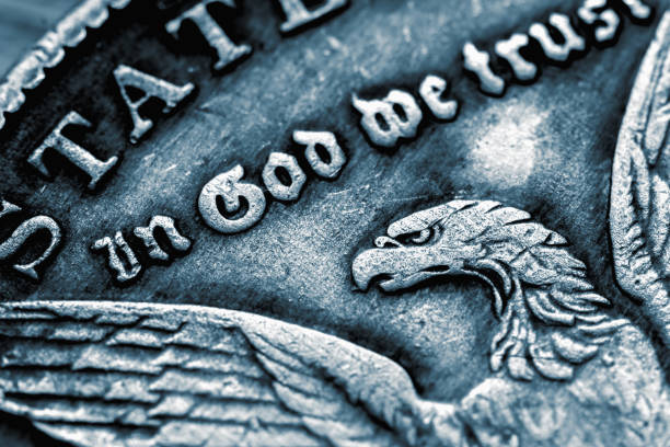 nahaufnahme münze des us-dollars mit der aufschrift: auf gott vertrauen wir. makro-bild. - in gold we trust stock-fotos und bilder