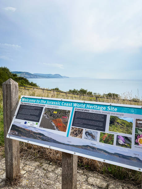 panneau de bienvenue du site du patrimoine mondial de la côte jurrassic - jurassic coast world heritage site photos et images de collection