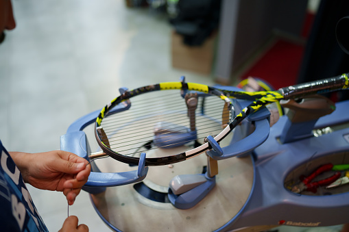 Stringing the tennis racket on stringer