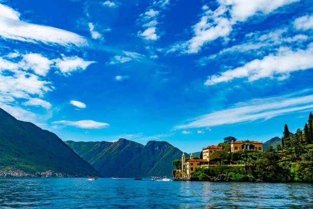 villa sulle rive del lago di como vicino a lenno. - lenno foto e immagini stock