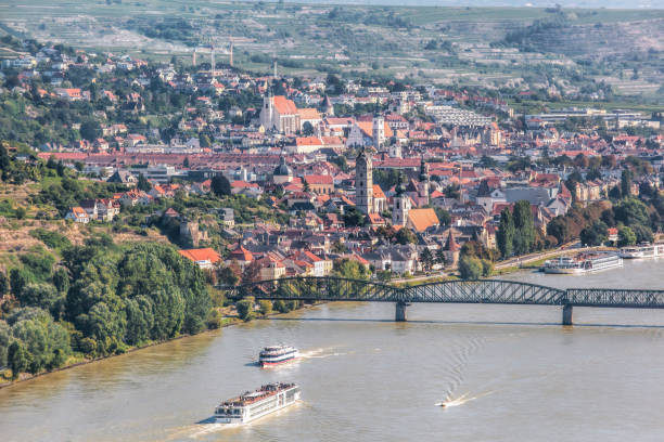 panorama de la ciudad de krems con barcos en el río danubio en el valle de wachau (patrimonio de la humanidad de la unesco), baja austria, austria - danube valley danube river vineyard austria fotografías e imágenes de stock