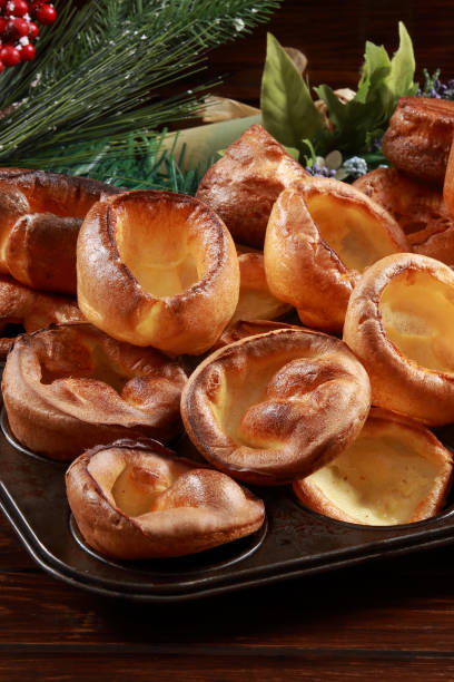 yorkshire pudding com decoração de natal - roast beef roasted spit roasted roasted prime rib - fotografias e filmes do acervo