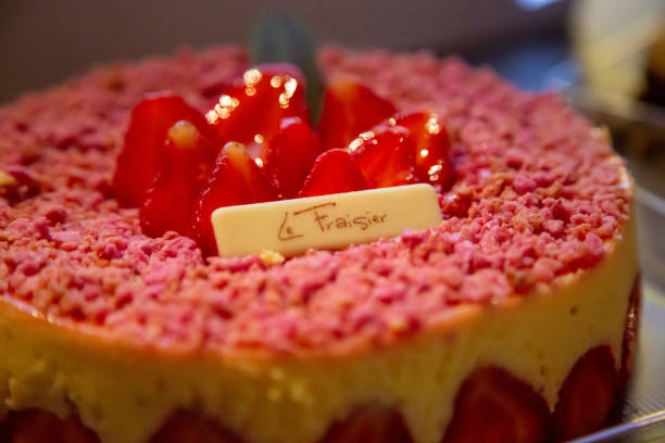 gâteau aux fraises avec des morceaux de fraise - baking cake making women photos et images de collection