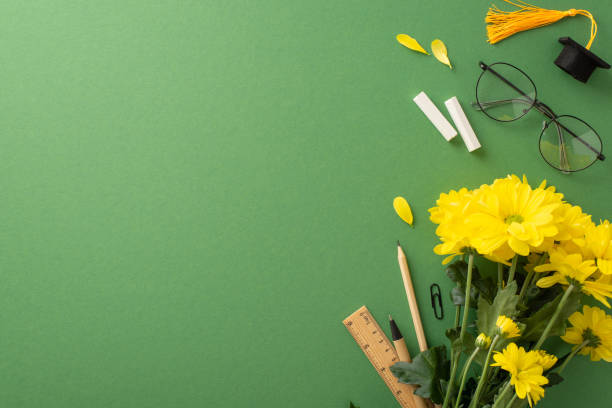 życzę nauczycielowi dnia nauczyciela w innowacyjny sposób. zdjęcie z góry: bukiet chryzantem, podstawowe przybory szkolne i czapka dyplomowa na tle wyizolowanym na tablicy. przestrzeń kopiowania reklam lub tekstu - dzień nauczyciela zdjęcia i obrazy z banku zdjęć