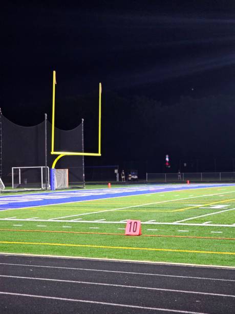 luces de los viernes por la noche - football field artificial turf end zone turf fotografías e imágenes de stock