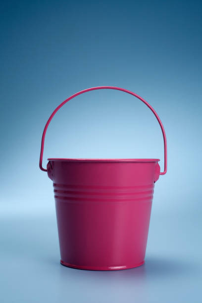 파란색 배경에 분리된 분홍색 양동이. - fire bucket 뉴스 사진 이미지