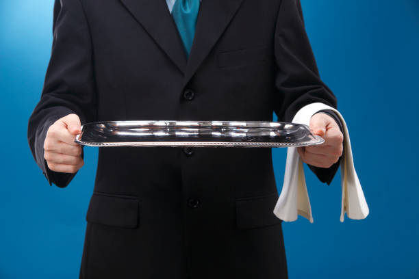 le serveur avec un plateau - silver platter concierge waiter butler photos et images de collection