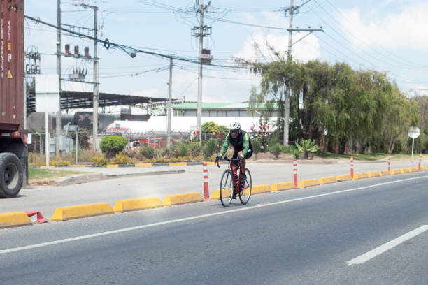 un ciclista corriendo feliz en la carretera en una mañana soleada. ejercicio y deporte. - speed sports race track cycling vitality fotografías e imágenes de stock