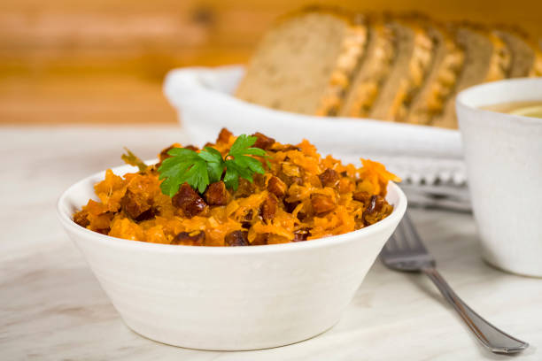 bigos - a traditional dish of polish cuisine. - bigos imagens e fotografias de stock