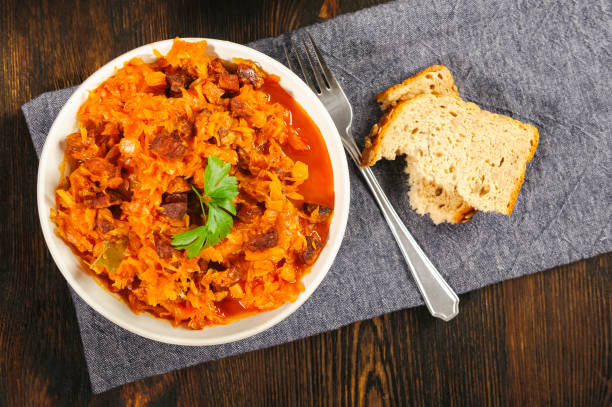 bigos - a traditional dish of polish cuisine. - bigos imagens e fotografias de stock