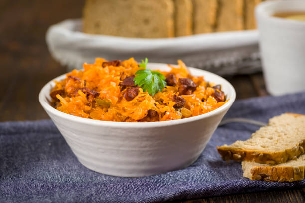 bigos - un piatto tradizionale della cucina polacca. - bigos foto e immagini stock