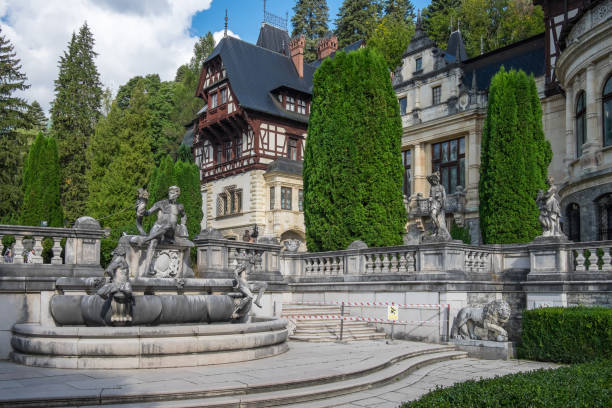 jardines del castillo de peles en sinaia, rumania - sinaia fotografías e imágenes de stock