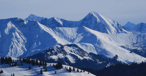 mountain ranges seen from the horneggli ski area, switzerland. - bernese oberland gstaad winter snow imagens e fotografias de stock