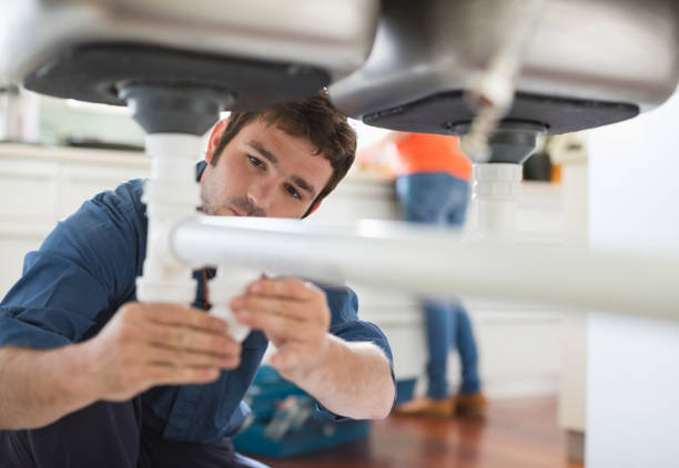 canalizador trabalhar nas canalizações sob o lavatório - plumber imagens e fotografias de stock